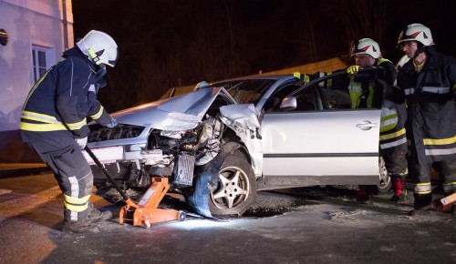 Verkehrsunfall am 17.04.2015 in Bad Wimsbach-Neydharting, Pettenbacher Landesstraße, sogenannte Bräuhauskurve, keine verletzten Personen.