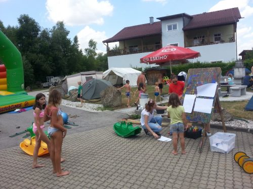 Spaß beim Malen an der Staffelei